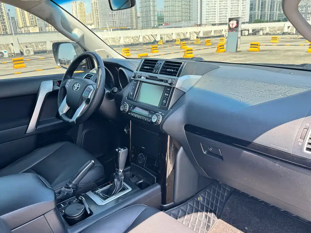 Toyota Land Cruiser Prado 2016 2.7L AT Luxury