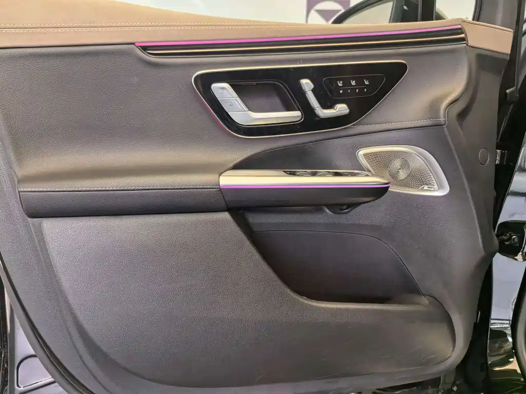 Mercedes-Benz EQE SUV — миниатюра 10