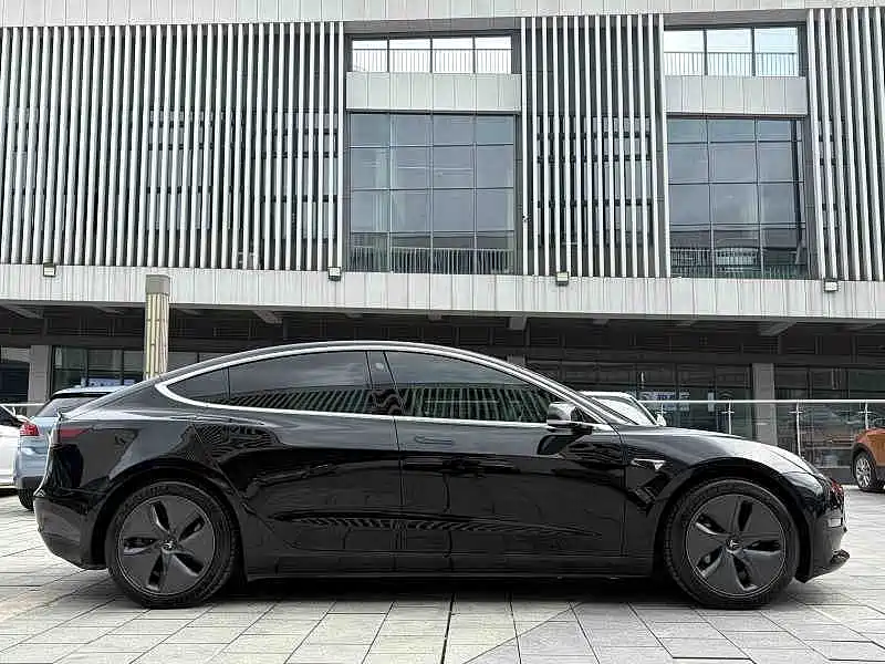 Tesla Model 3 — миниатюра 7