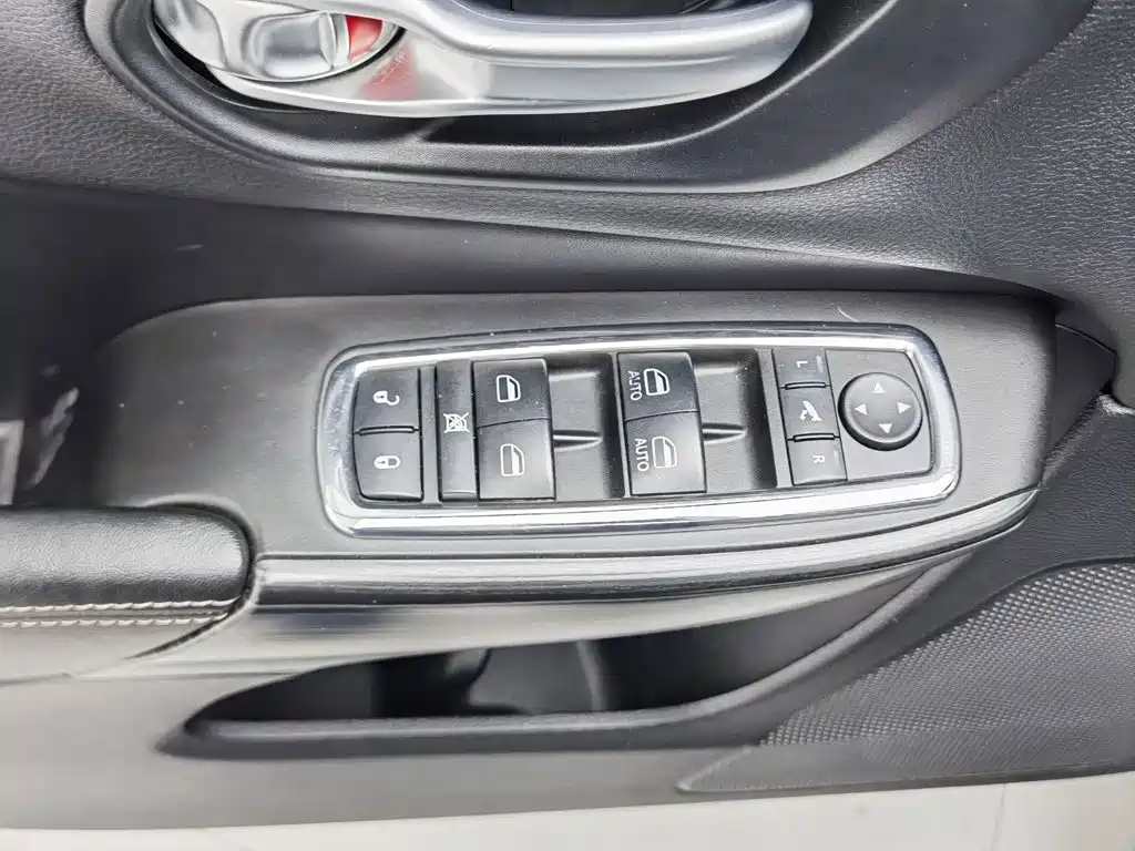 Jeep Cherokee (Import) — миниатюра 9
