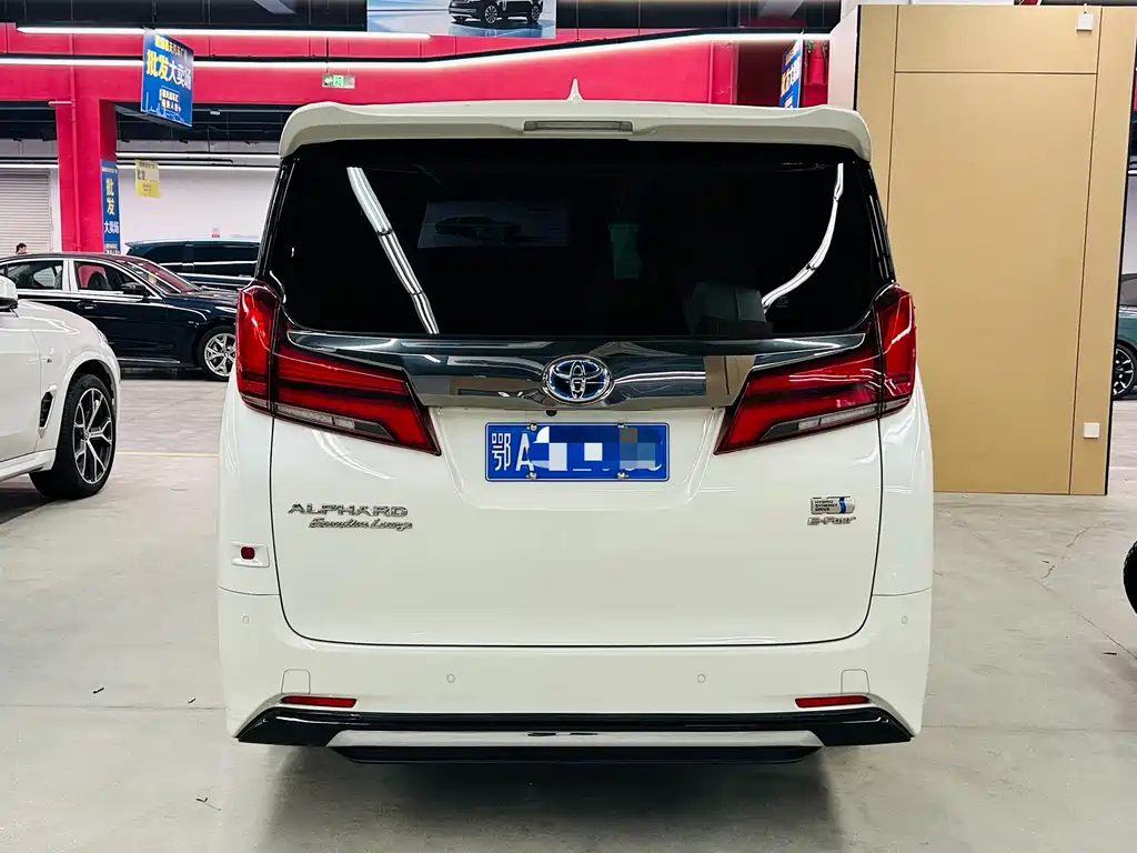 Toyota Alphard — миниатюра 5