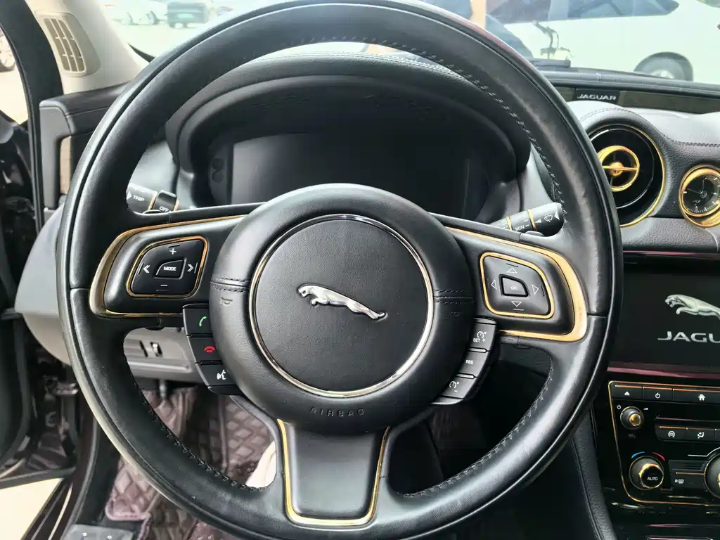 Jaguar XJ — миниатюра 10