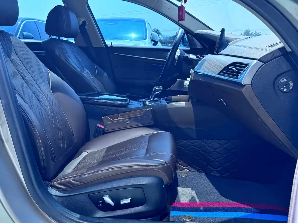 BMW 5 Series — миниатюра 13