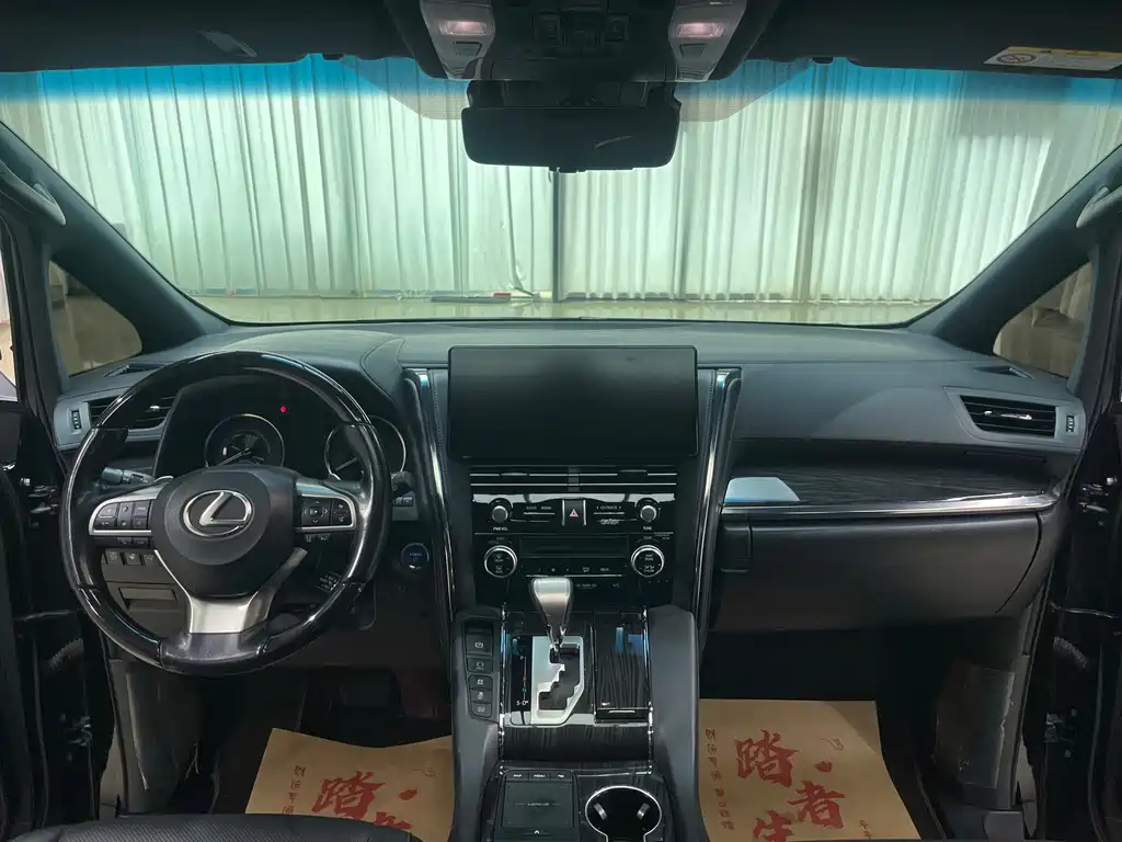 Lexus LM 2020 300h мест