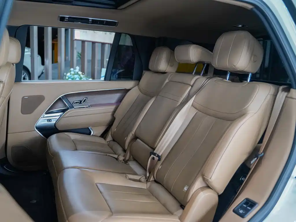 Land Rover Range Rover 2024 3.0 L6 400PS Long Wheelbase мест