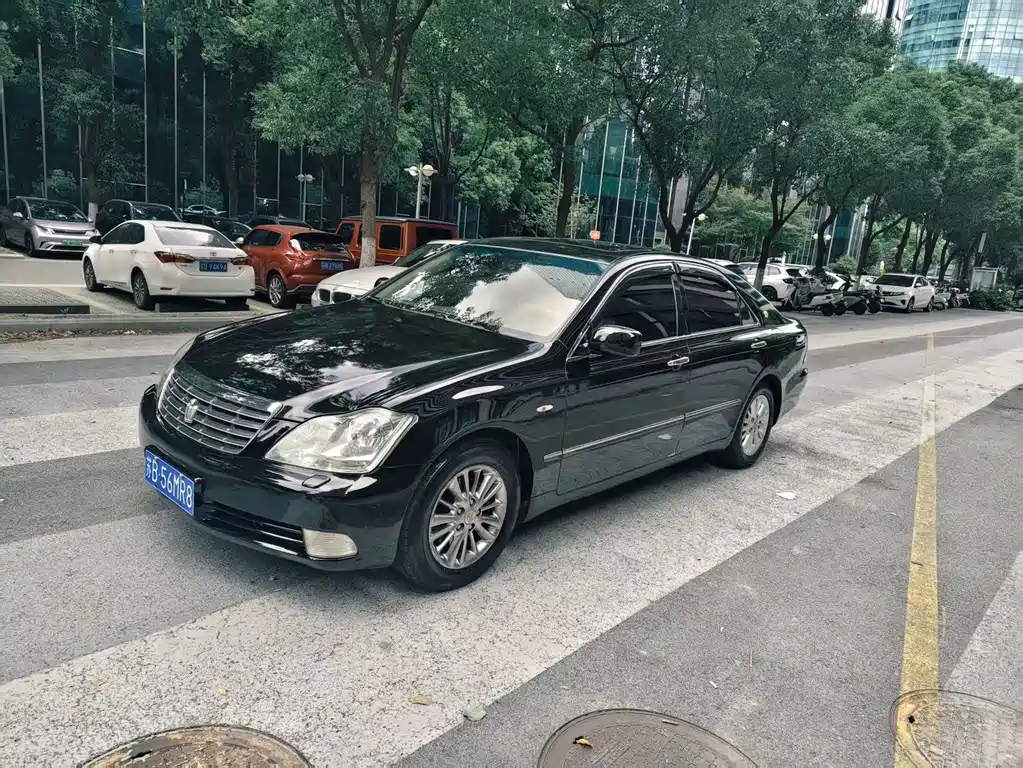 Toyota Crown — миниатюра 2