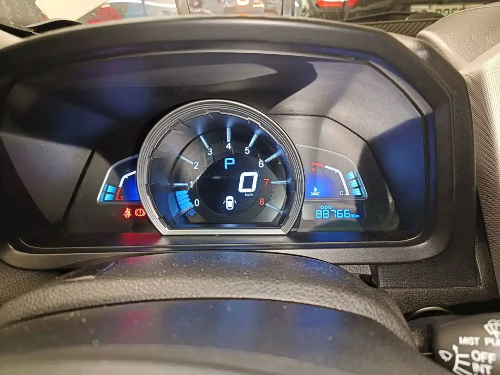Luxgen U6 — миниатюра 12