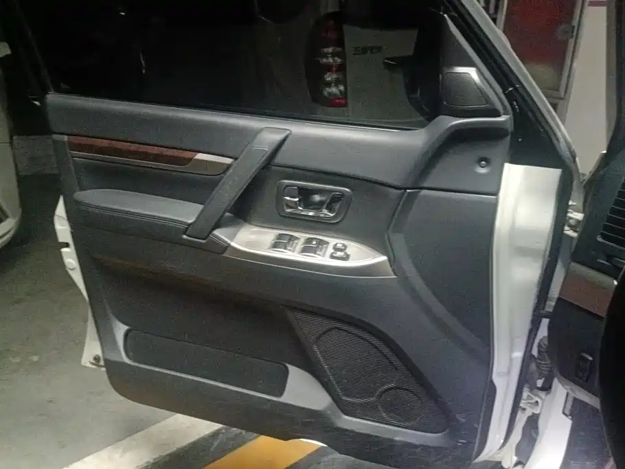 Mitsubishi Pajero (Import) — миниатюра 7