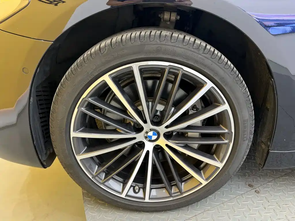 BMW 5 Series — миниатюра 10