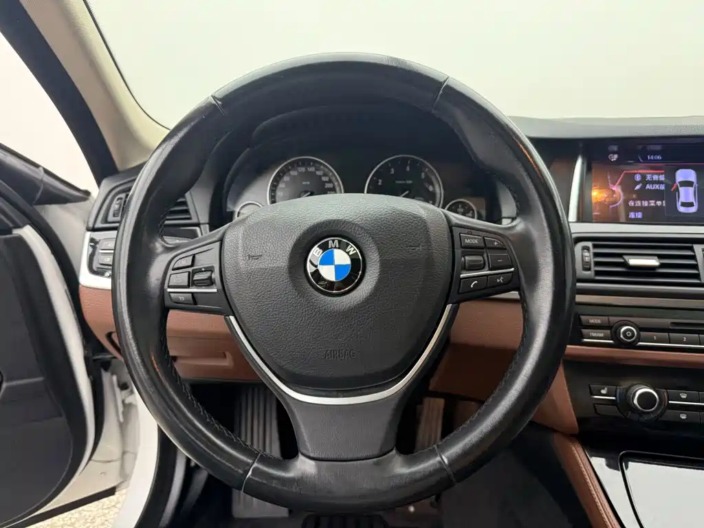 BMW 5 Series — миниатюра 11