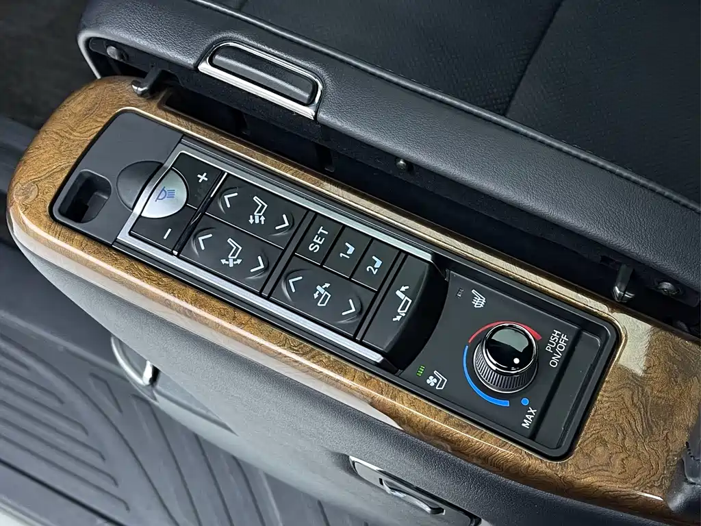 Toyota Alphard — миниатюра 9