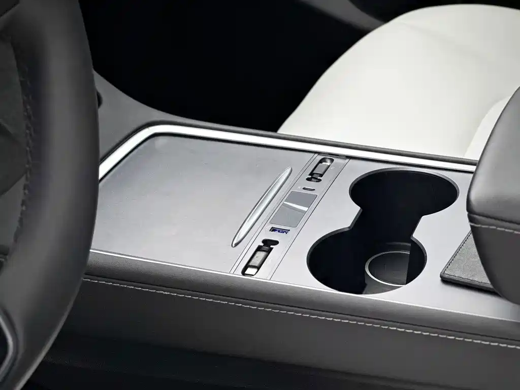 Tesla Model Y — миниатюра 15