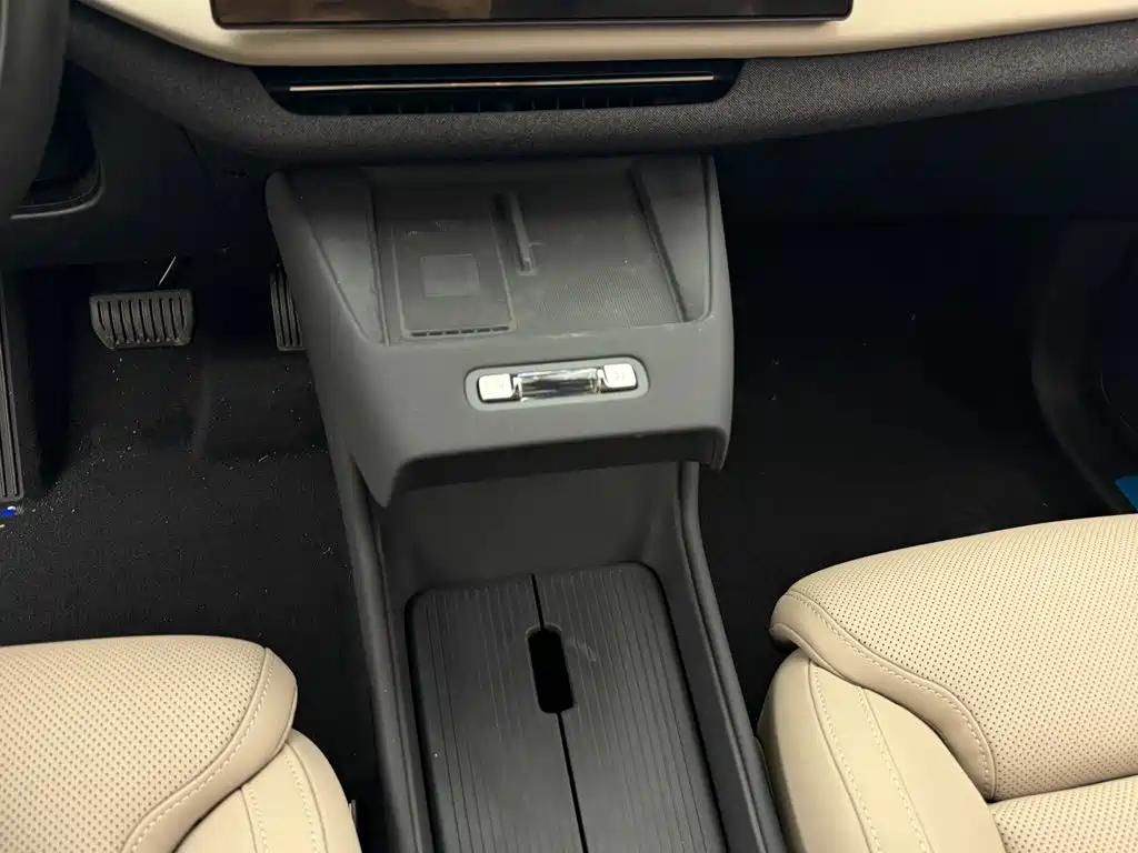 Volvo XC70 PHEV — миниатюра 11
