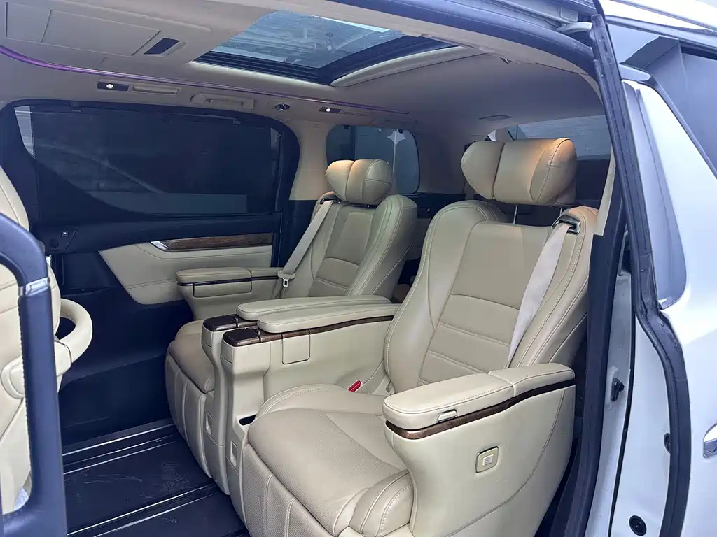Toyota Alphard — миниатюра 8