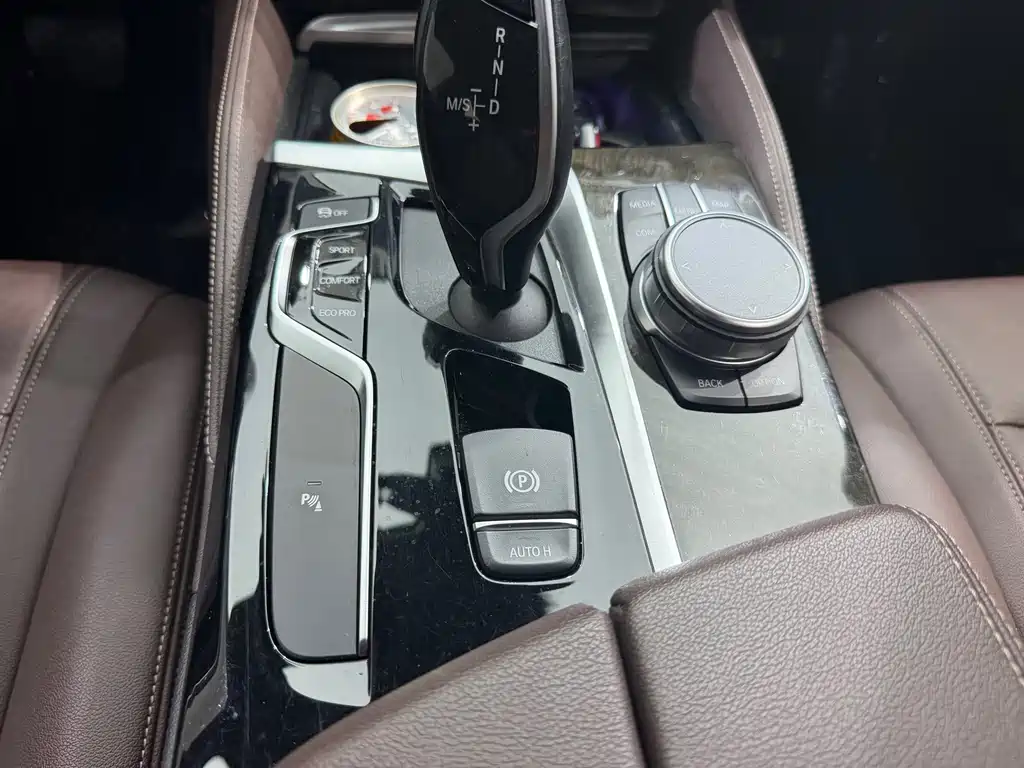BMW 5 Series — миниатюра 6