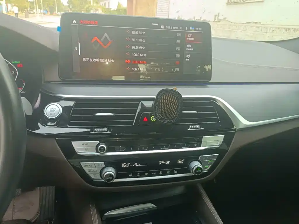 BMW 5 Series — миниатюра 13