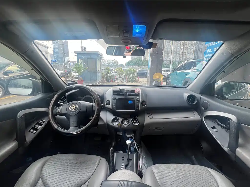 Toyota RAV4 — миниатюра 5