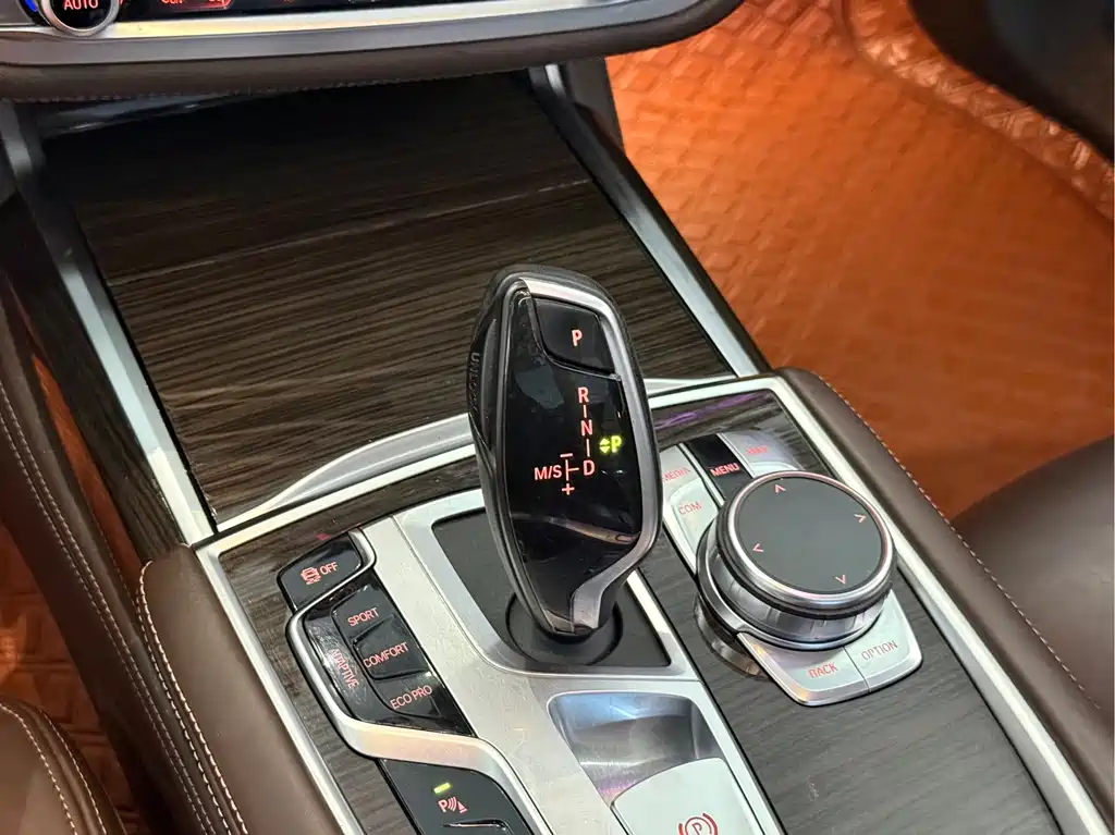BMW 7 Series — миниатюра 9