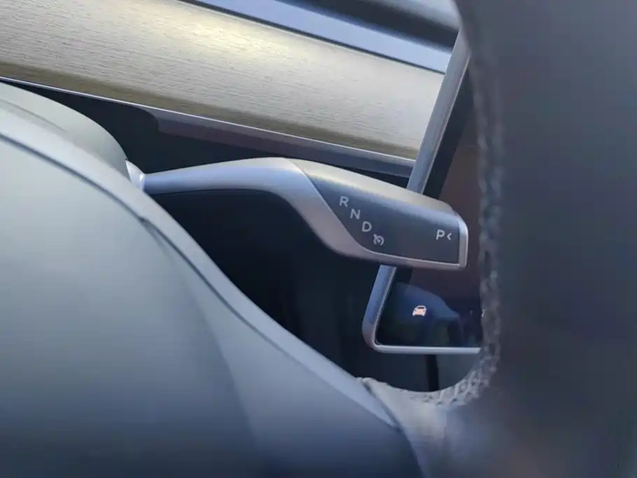 Tesla Model Y — миниатюра 16