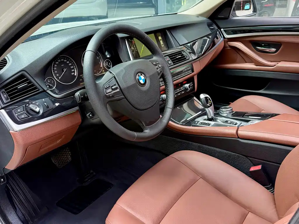 BMW 5 Series — миниатюра 11