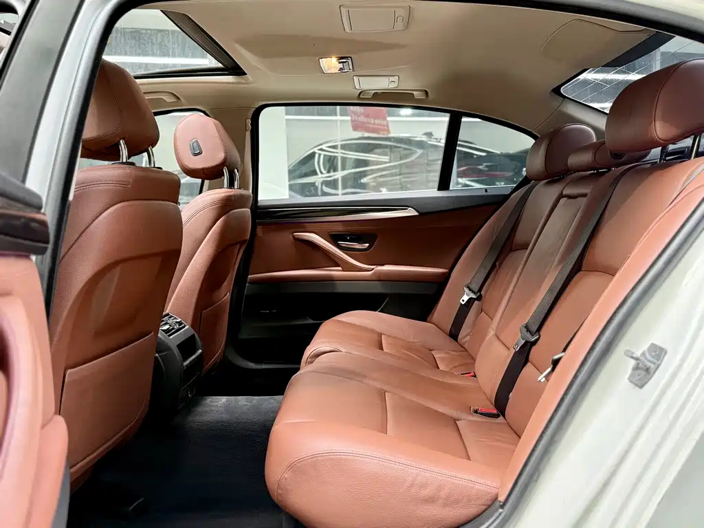 BMW 5 Series — миниатюра 10