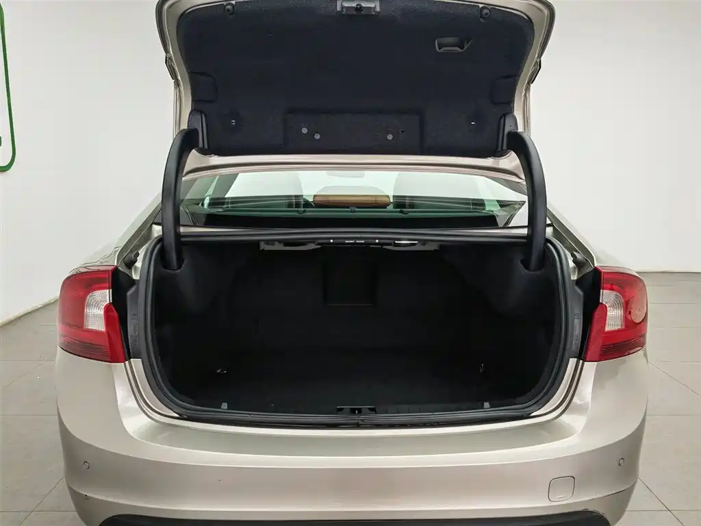 Volvo S60 (Import) — миниатюра 16