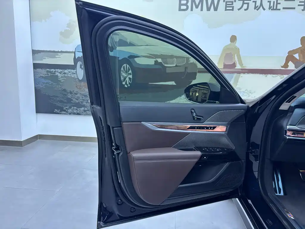BMW 7 Series — миниатюра 9