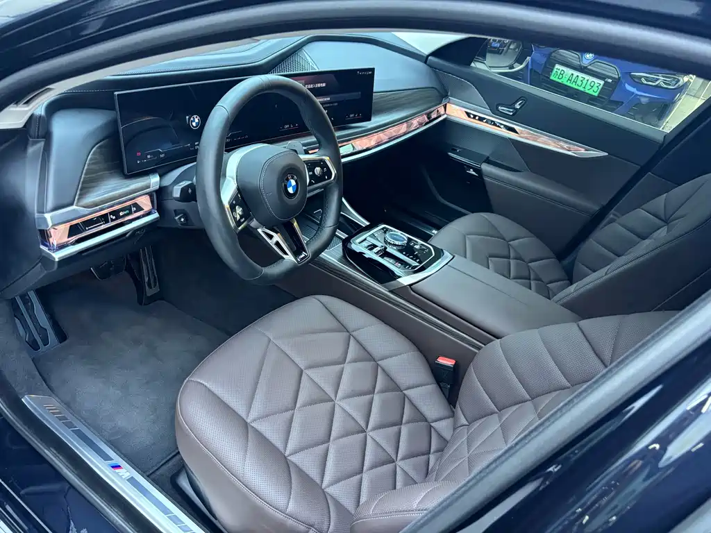 BMW 7 Series — миниатюра 10