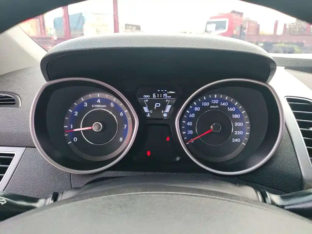 Hyundai Elantra Langdong — миниатюра 12
