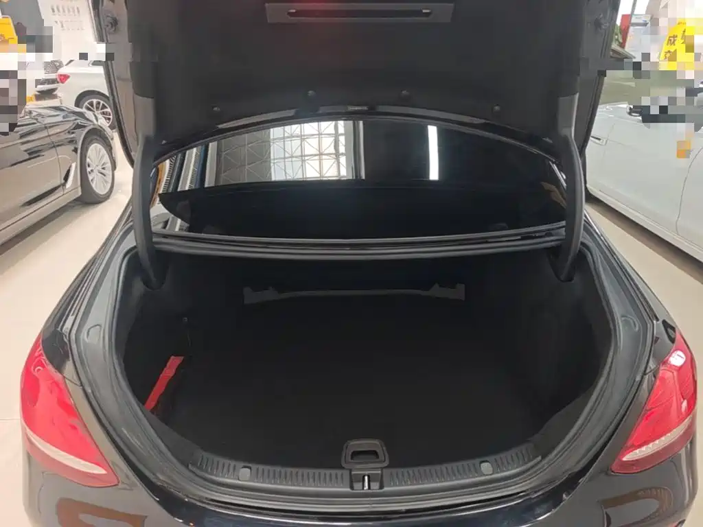 Mercedes-Benz E-Class — миниатюра 19