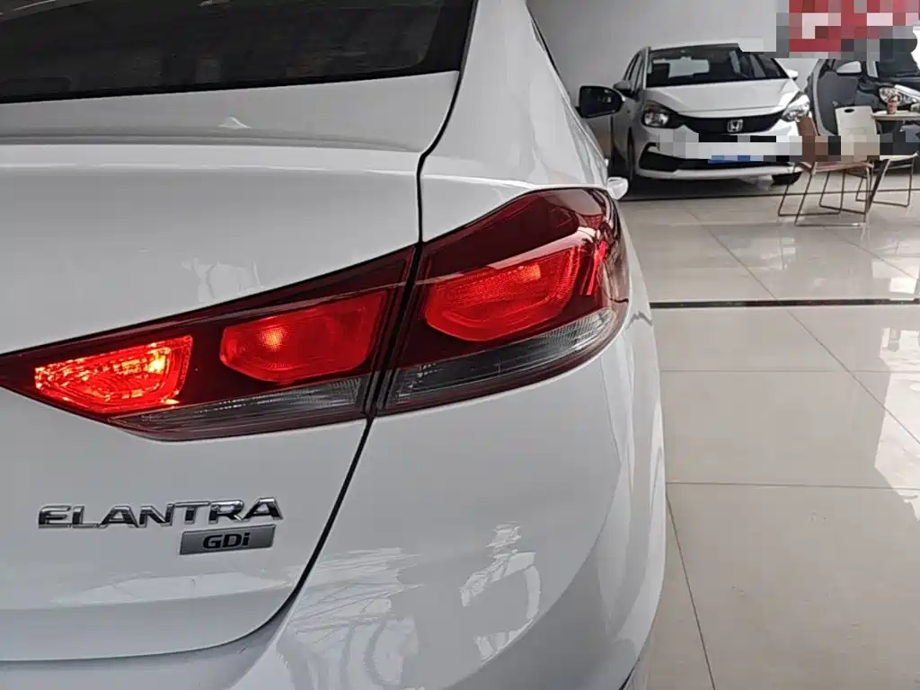 Hyundai Elantra — миниатюра 8