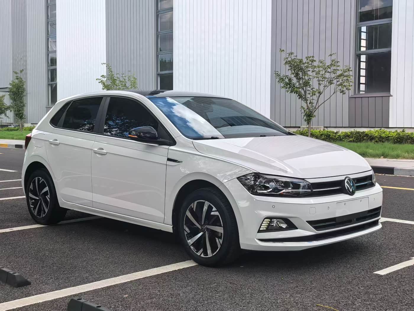 Volkswagen Polo 1.5 л 2021 г. Белый, пробег 30000 км
