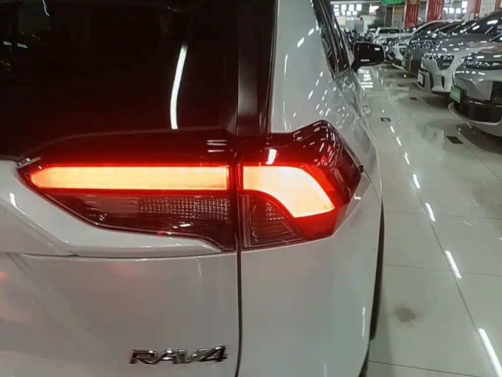 Toyota RAV4 — миниатюра 8