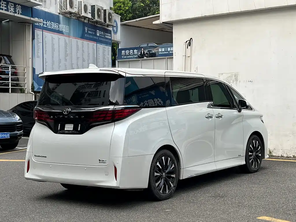 Toyota Alphard — миниатюра 9