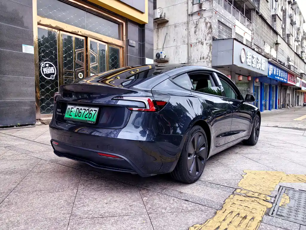 TESLA MODEL 3