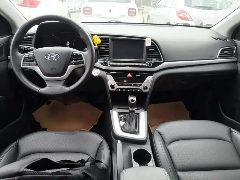 Hyundai Elantra — миниатюра 10