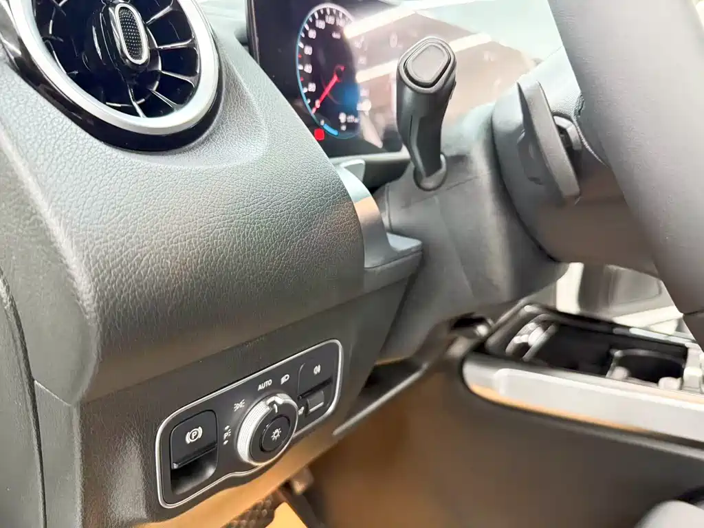 Mercedes-Benz GLB — миниатюра 11