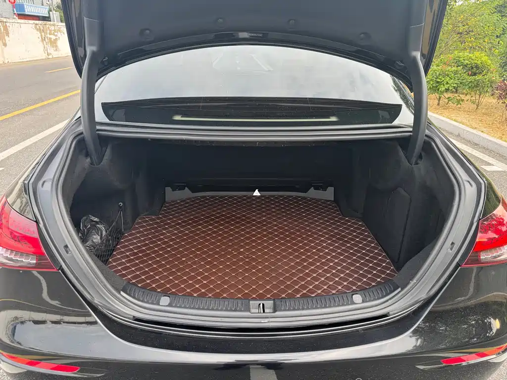Mercedes-Benz E-Class — миниатюра 12