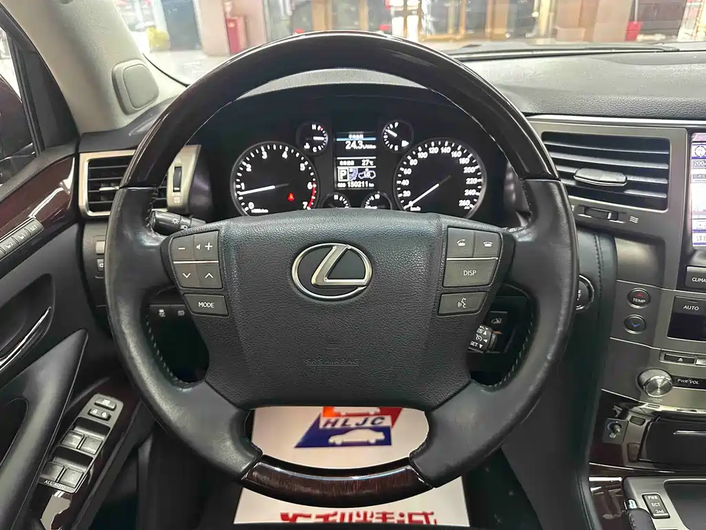 Lexus LX — миниатюра 7
