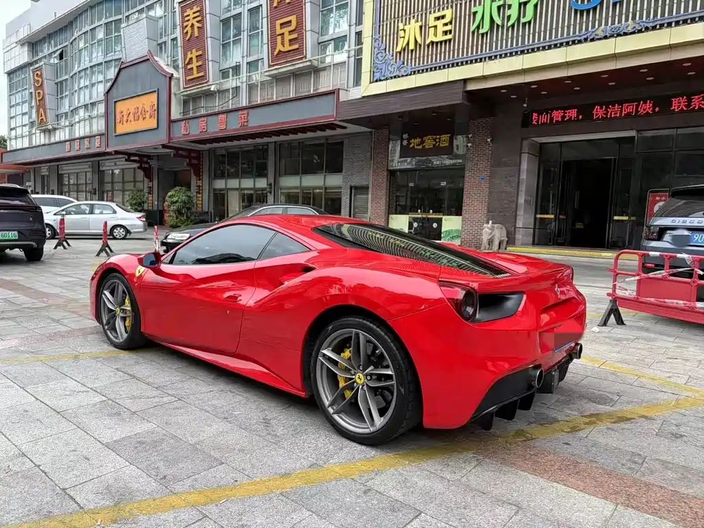 FERRARI 488