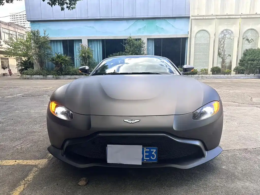 ASTON MARTIN V8 VANTAGE