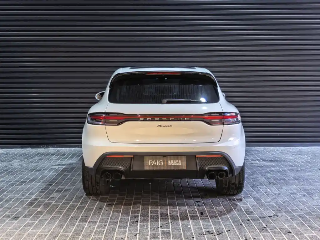 PORSCHE MACAN