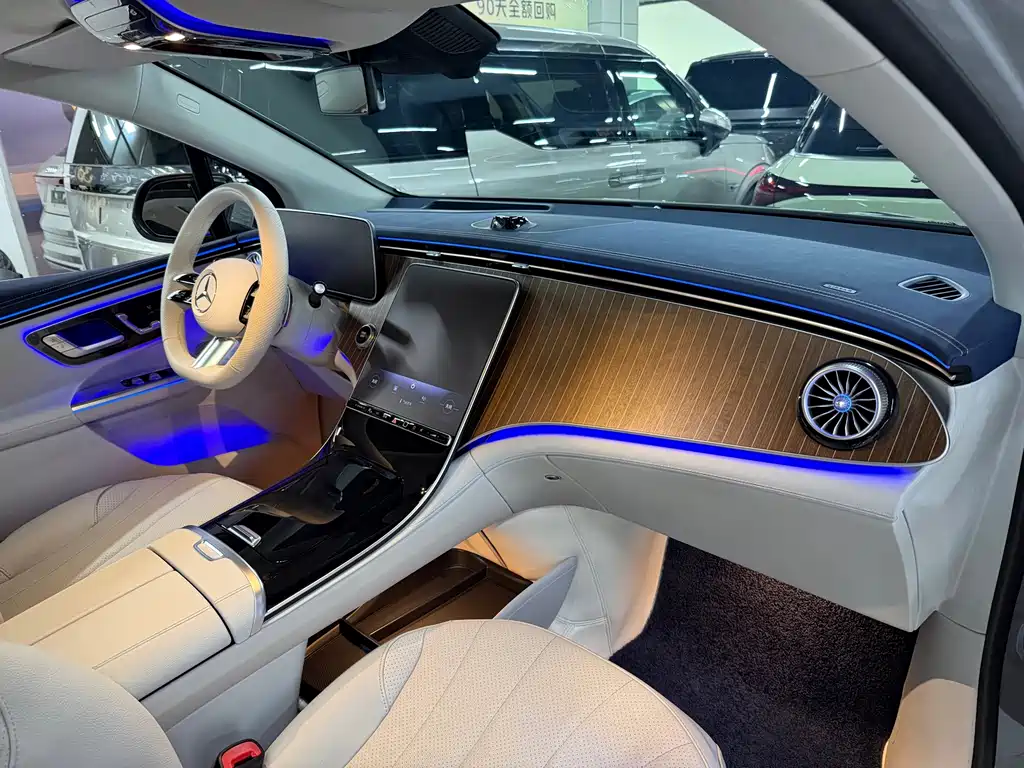 Mercedes-Benz EQE SUV — миниатюра 18