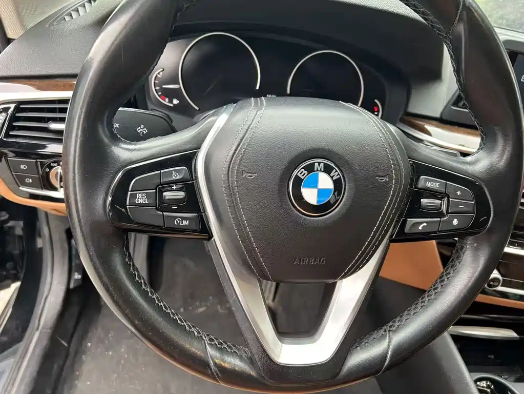 BMW 5 Series — миниатюра 9