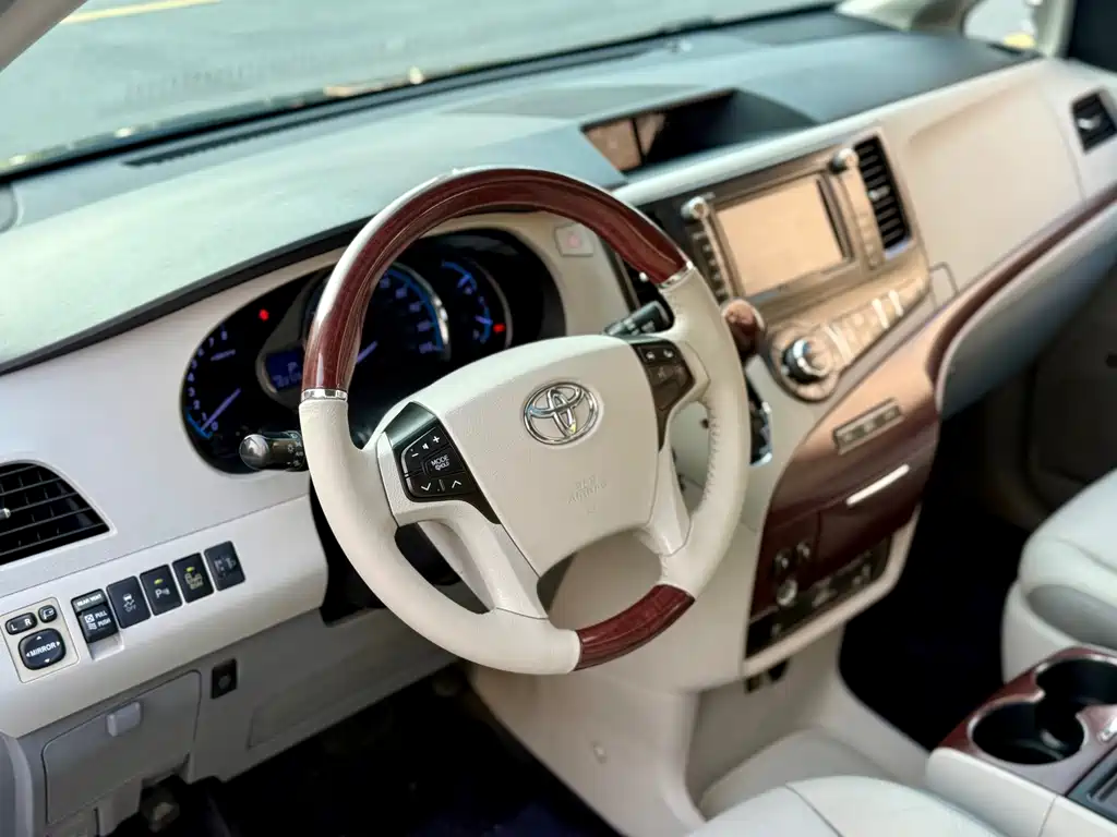 Toyota Sienna — миниатюра 8