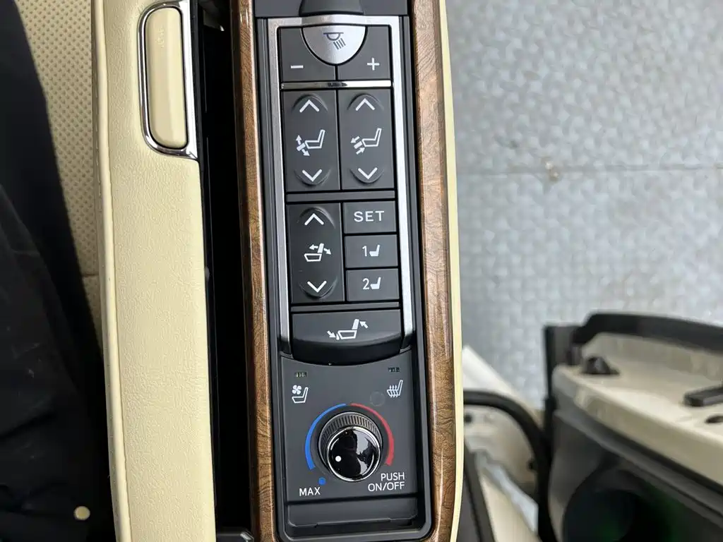 Toyota Alphard — миниатюра 30