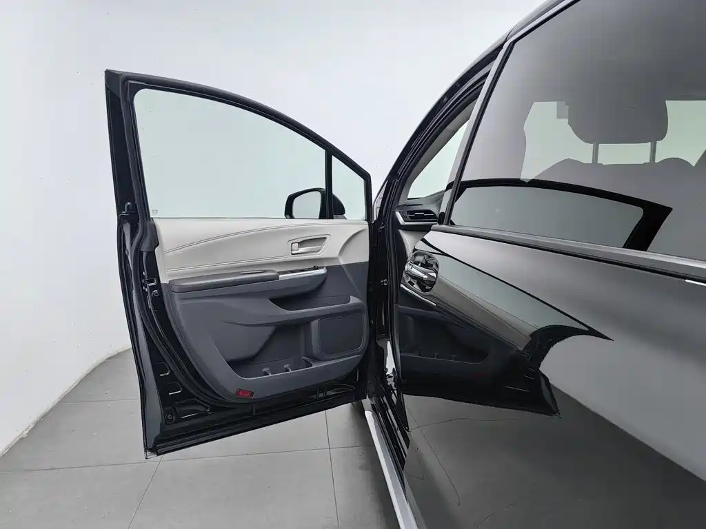 Toyota Granvia — миниатюра 8