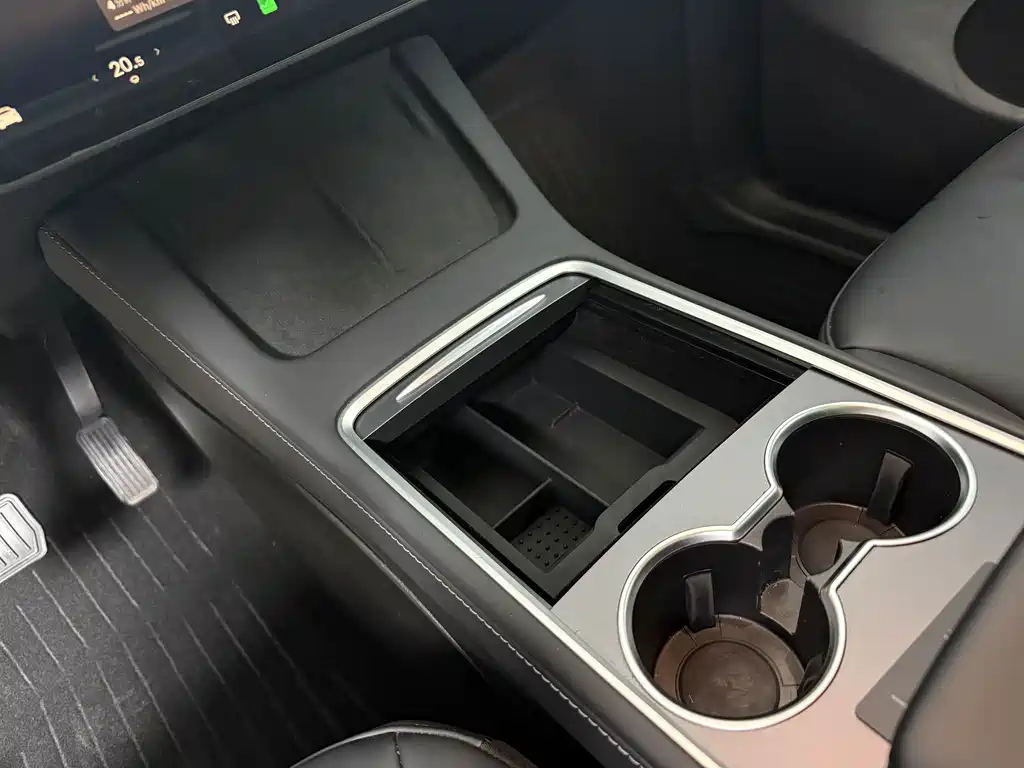Tesla Model Y — миниатюра 8