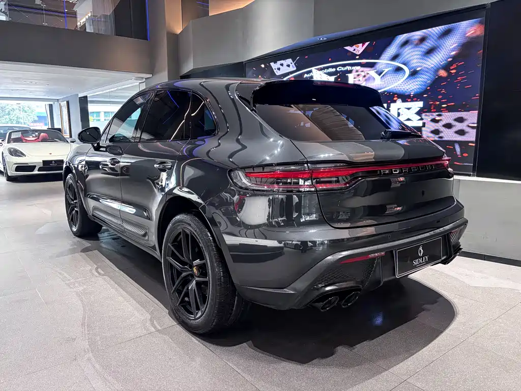 PORSCHE MACAN