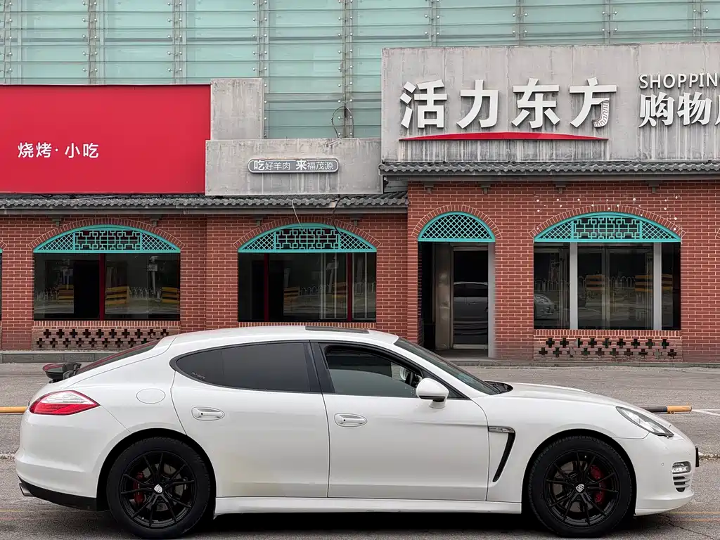 Porsche Panamera 2013 Panamera 4 Platinum Edition 3.6L